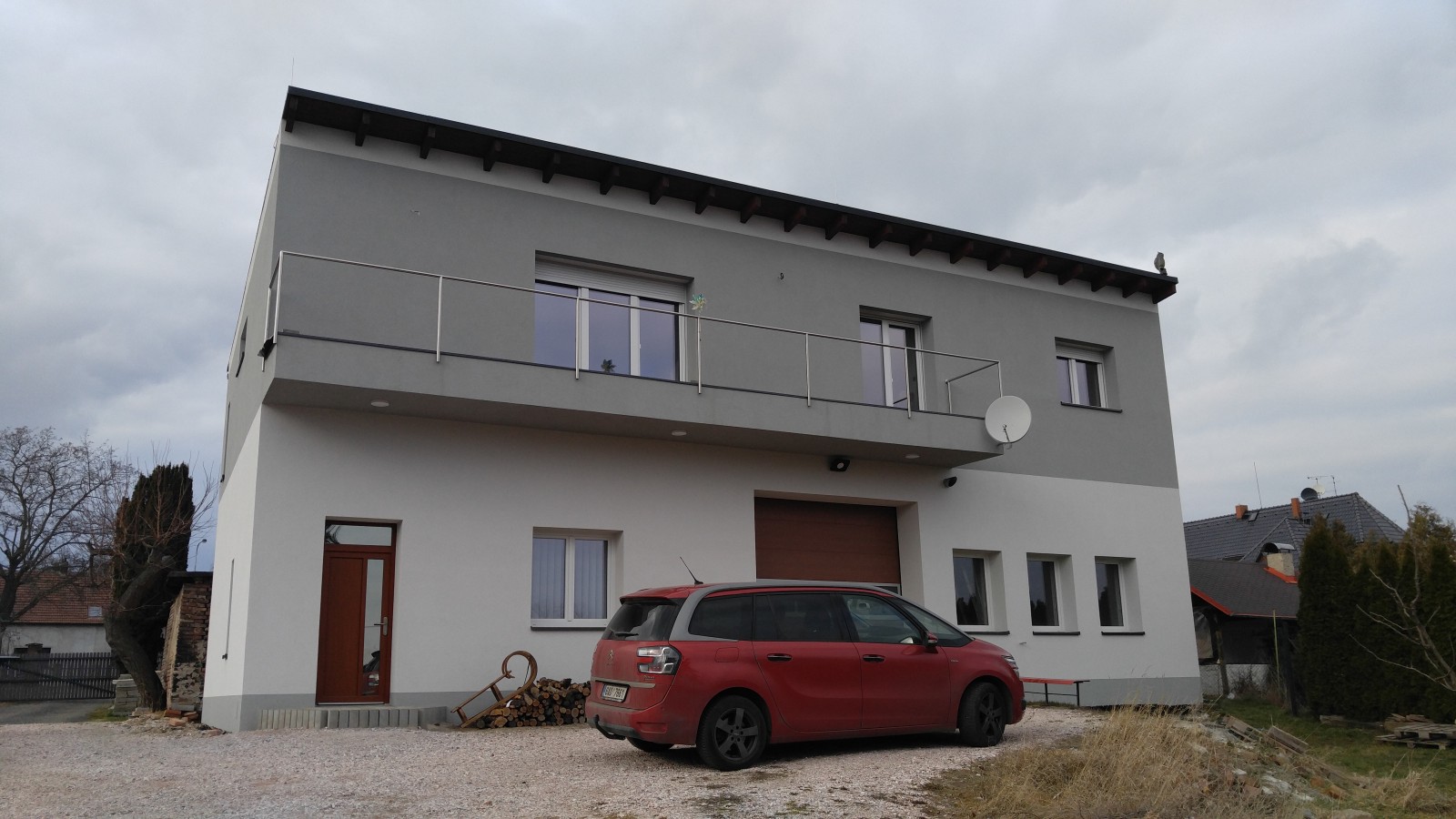Kontrolní měření průvzdušnosti obálky budovy Blower door test novostavby v Hradci Králové