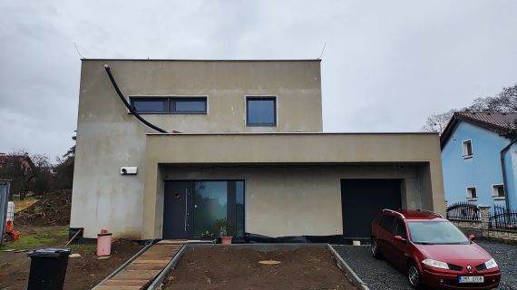 Kontrola a opakované měření vzduchotěsnosti pro pasivní dům Blower door test pasivního domu z keramických tvárnic s panely Spiroll