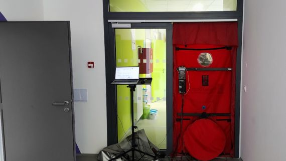 Blower door test bytových domů a administrativních budov